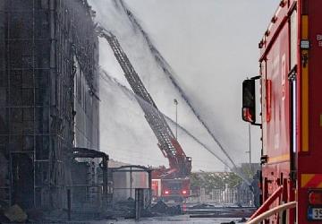 İzmir İtfaiyesi ALOSBİ'deki fabrika yangınını hızla söndürdü