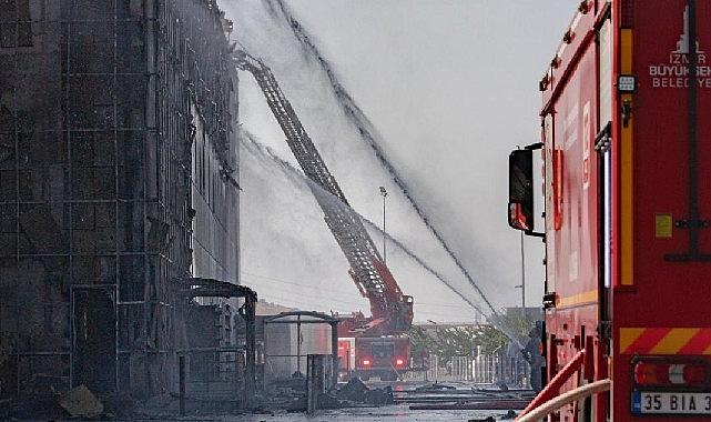 İzmir İtfaiyesi ALOSBİ'deki fabrika yangınını hızla söndürdü