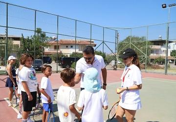 Dikili'de çocuklar tenis ile buluşuyor