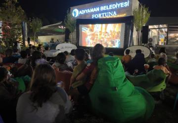 Adıyamanlı çocuklar, açık havada sinema keyfi yaşadı