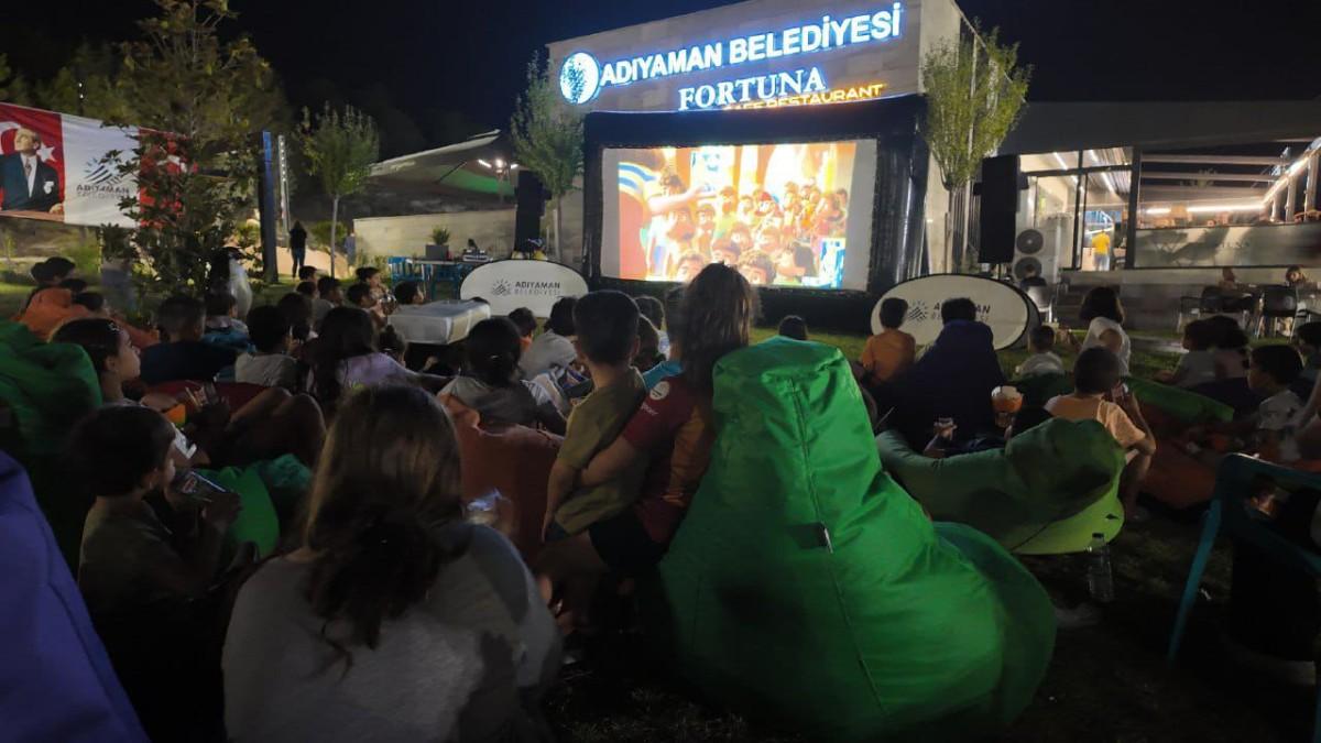 Adıyamanlı çocuklar, açık havada sinema keyfi yaşadı Adıyamanlı çocuklar, açık havada sinema keyfi yaşadı
