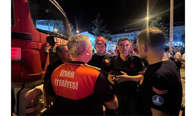 İzmir İtfaiyesi Balıkesir'de görev başında İzmir İtfaiyesi Balıkesir'de görev başında