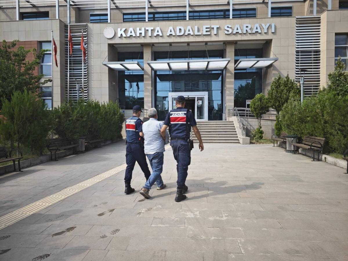 Adıyaman’da 10 yıl kesinleşmiş hapis cezası bulunan firari yakalandı Adıyaman’da 10 yıl kesinleşmiş hapis cezası bulunan firari yakalandı
