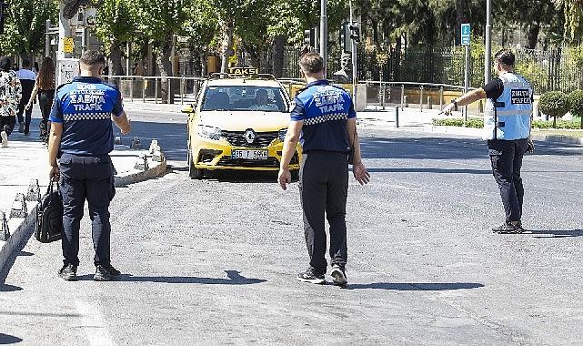 İzmir'de zabıta ekiplerinden yolcu kılığında taksi denetimi İzmir'de zabıta ekiplerinden yolcu kılığında taksi denetimi