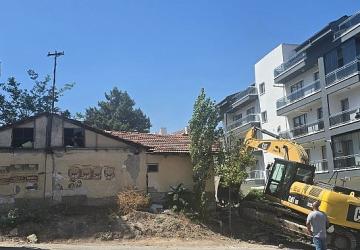 Çankaya'da Tehlikeli Yapıların Yıkımı Sürüyor