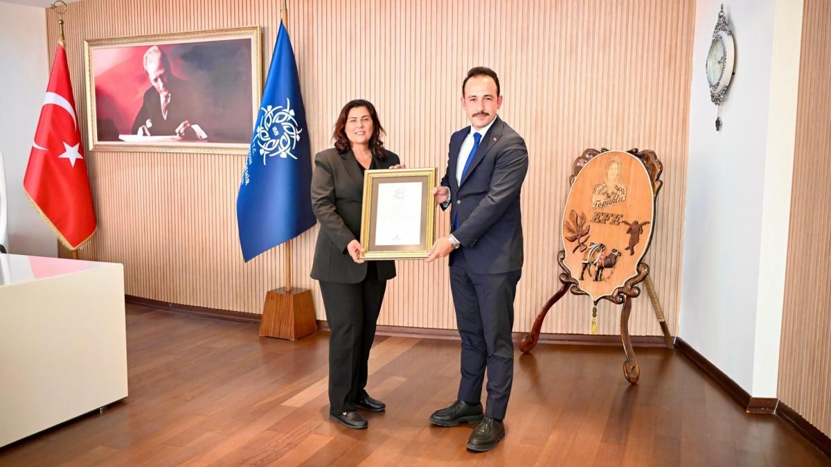 Özlem Çerçioğlu için ilk anket: Katılımcıların yüzde 60'ı tepkili Özlem Çerçioğlu için ilk anket: Katılımcıların yüzde 60'ı tepkili