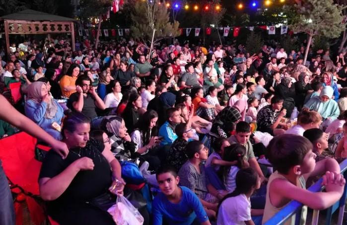 Keçiören’de Açık Hava Sinemaları Yaz Gecelerini Renklendiriyor