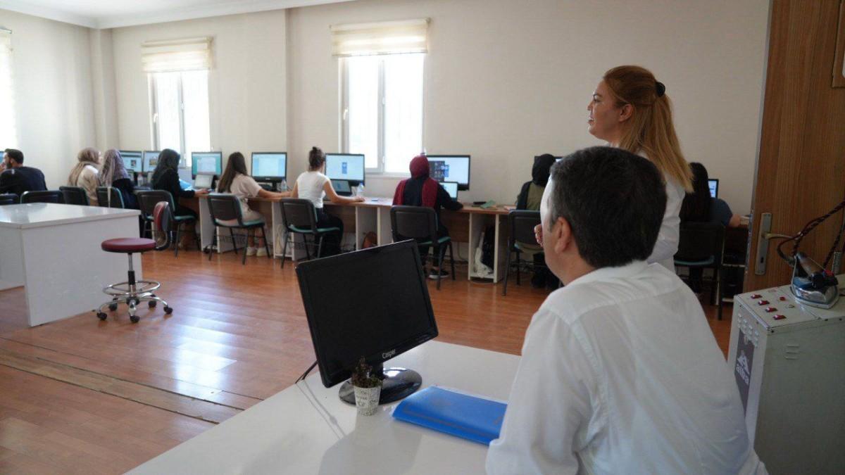 Adıyamanlı gençler, belediyenin kursuyla zabıt katipliği sınavına hazırlanıyor Adıyamanlı gençler, belediyenin kursuyla zabıt katipliği sınavına hazırlanıyor