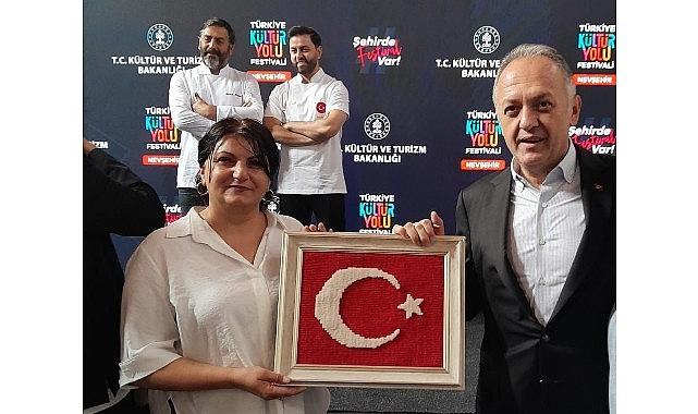 Atölyemizde Dokuduğumuz Türk Bayrağını Hediye Ettik Atölyemizde Dokuduğumuz Türk Bayrağını Hediye Ettik