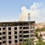 Besni’de 6 katlı inşaatın son katında çıkan yangın paniğe neden oldu - Videolu Haber