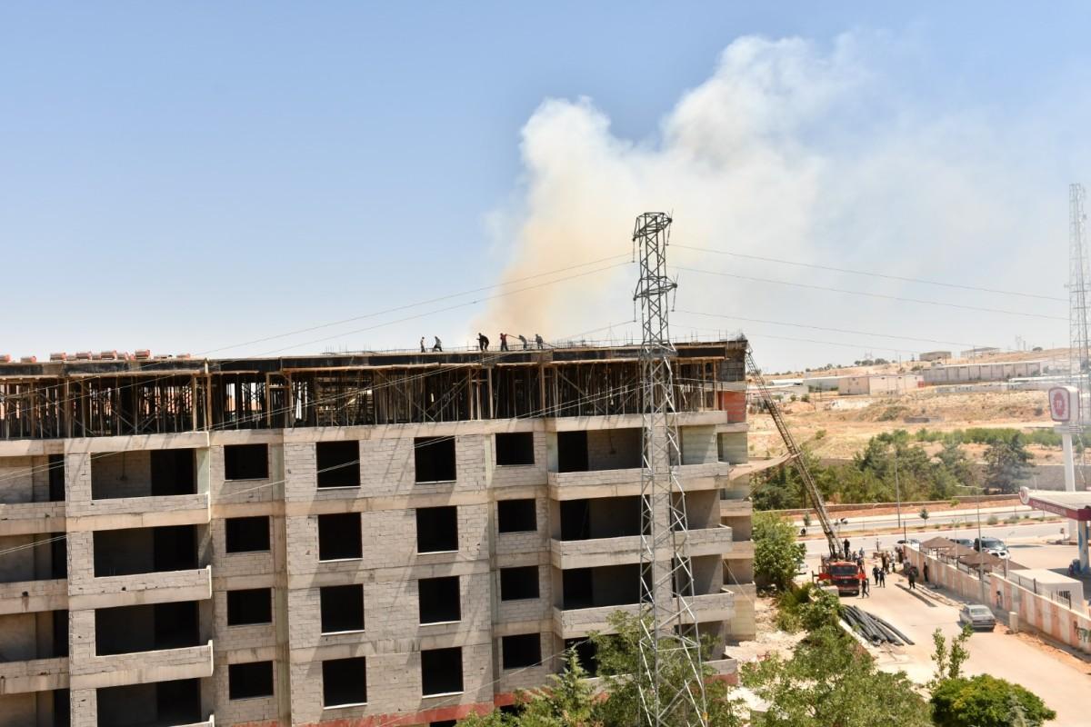 Besni’de 6 katlı inşaatın son katında çıkan yangın paniğe neden oldu - Videolu Haber Besni’de 6 katlı inşaatın son katında çıkan yangın paniğe neden oldu - Videolu Haber