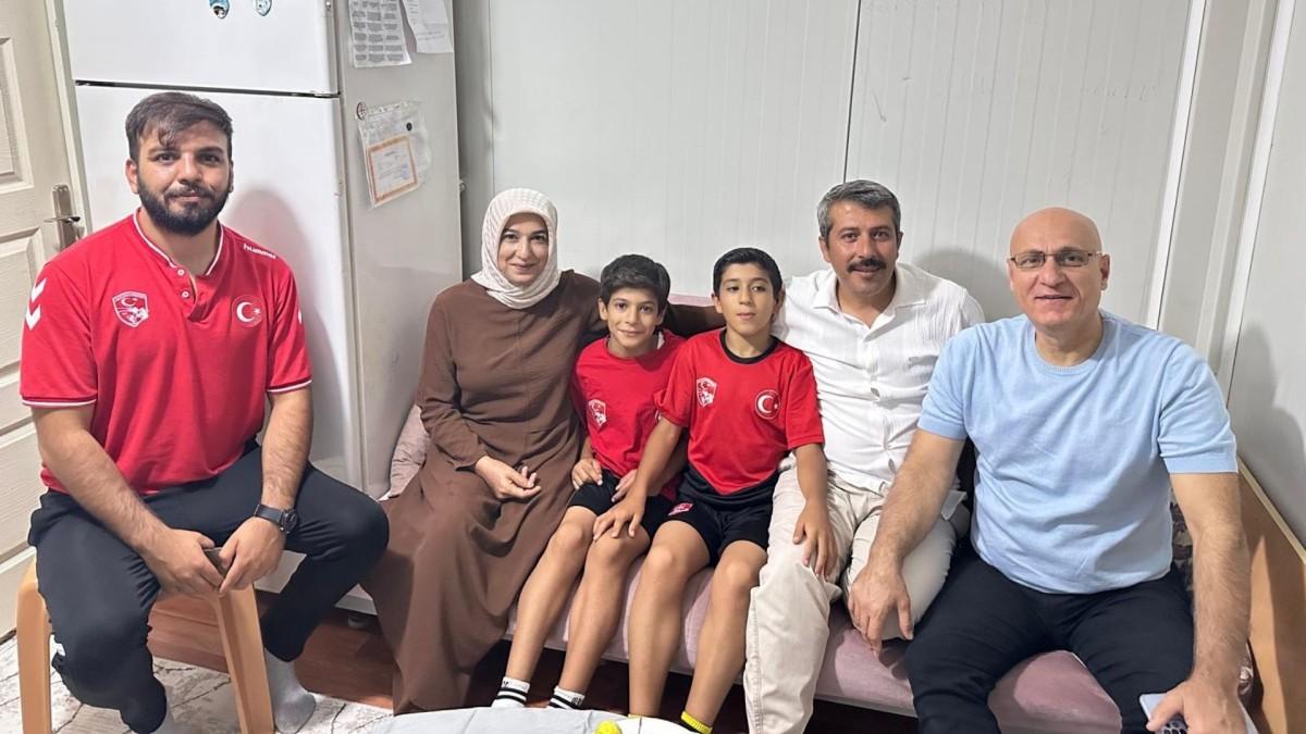 Şampiyon Evlatların Arkasında Fedakâr Aileler Var Şampiyon Evlatların Arkasında Fedakâr Aileler Var
