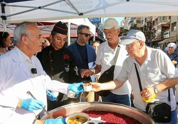 Küçükçekmece Belediyesi'nden Binlerce Kişiye Aşure İkramı