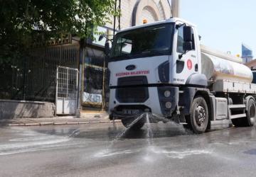 Keçiören’de Cadde ve Sokaklar Tazyikli Suyla Temizlendi