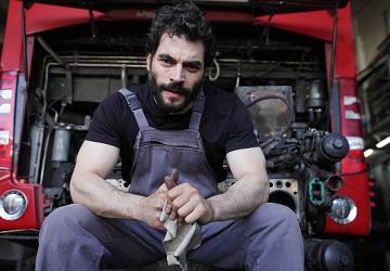 Akın Akınözü 'Veliaht'taki Karakteri İçin Araba Tamirhanesine Girdi!