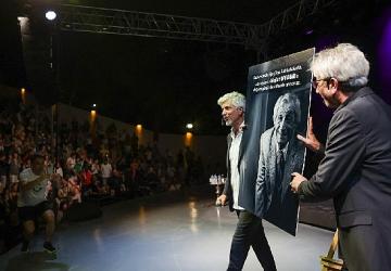 Buca Zeki & Metin sahnesinin uzun süren sessizliği alkışlarla bozuldu