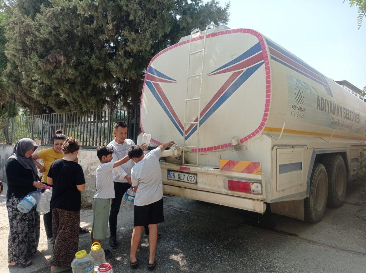 Adıyaman Belediyesi’nden mahallelere su dağıtım desteği Adıyaman Belediyesi’nden mahallelere su dağıtım desteği