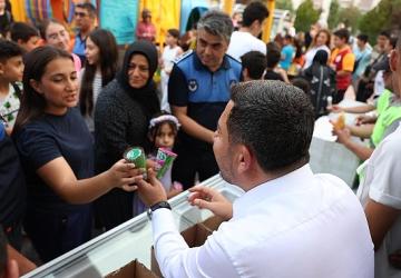 Rasim Başkan'dan Çocuklara Dondurma ve Limonata