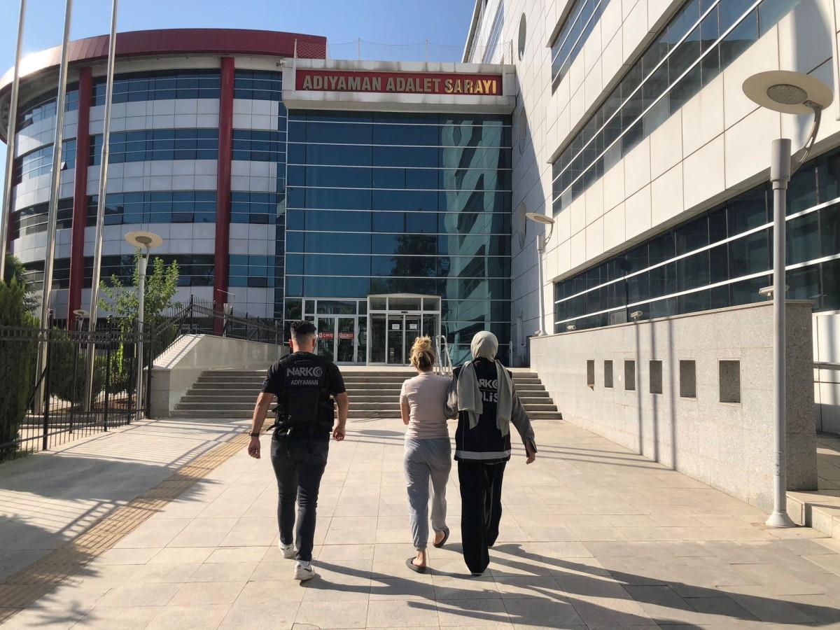 Adıyaman’da 15 yıl kesinleşmiş hapis cezası bulunan hükümlü yakalandı - Videolu Haber Adıyaman’da 15 yıl kesinleşmiş hapis cezası bulunan hükümlü yakalandı - Videolu Haber