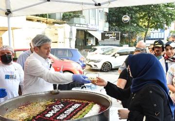 Kadıköy'de 21 mahallede aşure ikramı