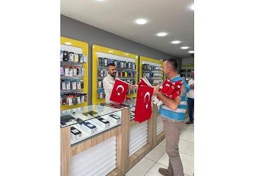 Esnafa ve vatandaşlara binlerce bayrak dağıtıldı