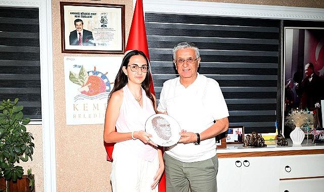 Derece yapan öğrenciden Başkan Topaloğlu'na teşekkür ziyaret Derece yapan öğrenciden Başkan Topaloğlu'na teşekkür ziyaret