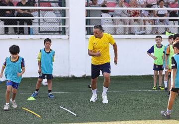 Profesyonel futbolcular geleceğin yıldızlarına hocalık yaptı