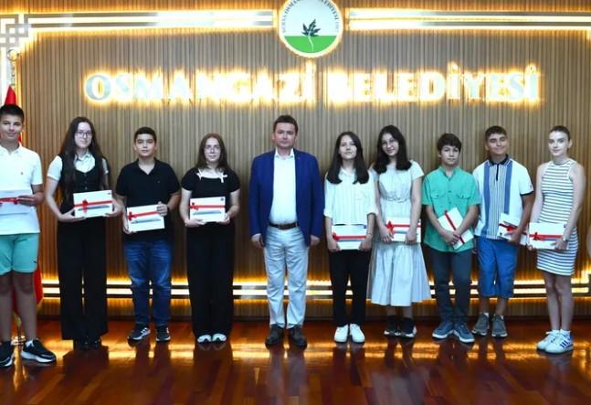 Dijital Eğitimle Gelen Zafer: Osmangazi’nin Gençleri Sınavlarda Parladı Dijital Eğitimle Gelen Zafer: Osmangazi’nin Gençleri Sınavlarda Parladı