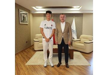 Başkan Büyükakın İzmitli şampiyonu kutladı