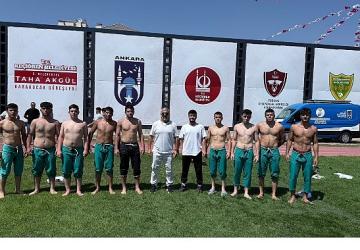 Güreşçiler Dualı Çayırda Mücadele Etti