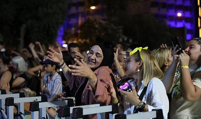 Başkan Çerçioğlu'ndan Kuşadası'nda Müzik Dolu Gece Başkan Çerçioğlu'ndan Kuşadası'nda Müzik Dolu Gece