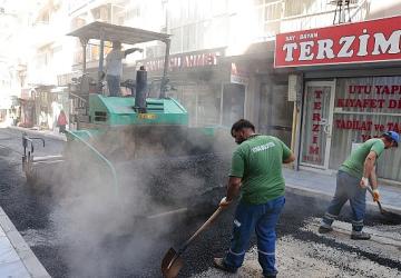 Konak'ta asfalt seferberliği devam ediyor