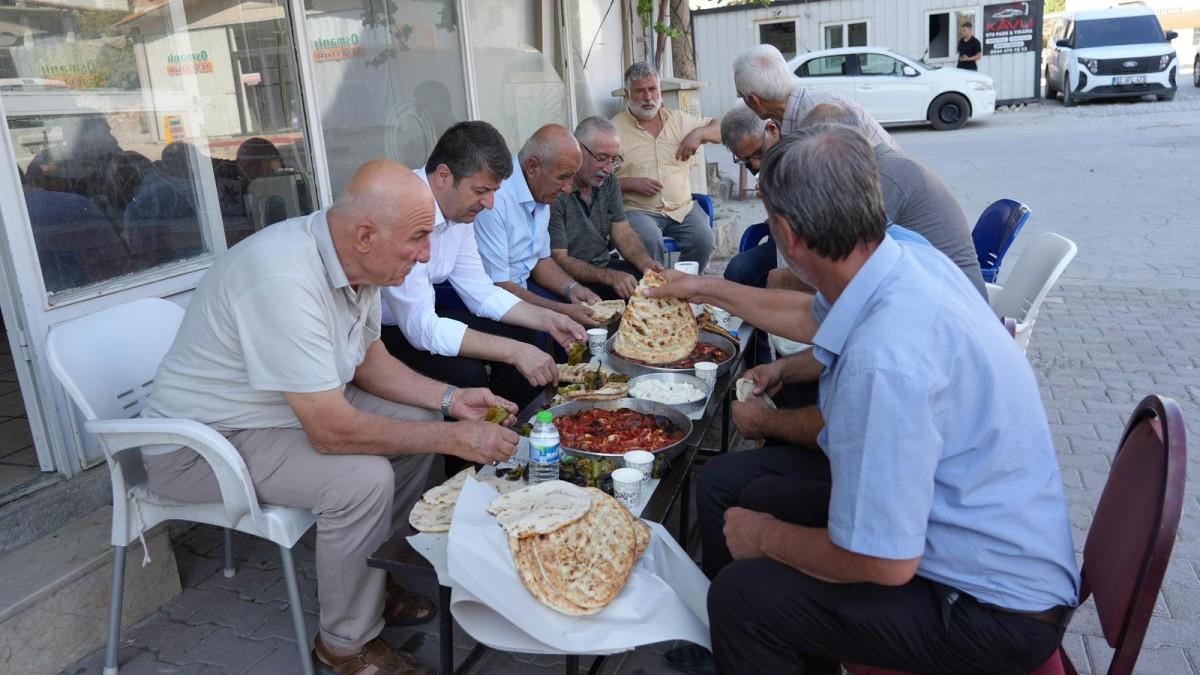 Belediye Başkanı Tutdere, Erdem Caddesi esnafıyla kahvaltıda bir araya geldi - Videolu Haber Belediye Başkanı Tutdere, Erdem Caddesi esnafıyla kahvaltıda bir araya geldi - Videolu Haber