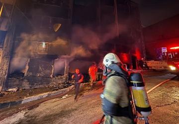 İzmir İtfaiyesi Konak'ta çıkan yangında iki kişiyi kurtardı