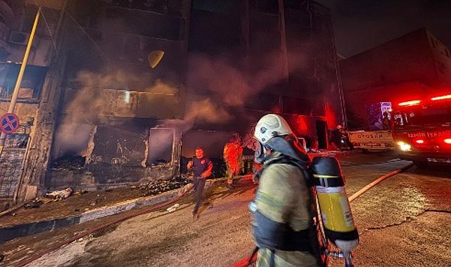 İzmir İtfaiyesi Konak'ta çıkan yangında iki kişiyi kurtardı