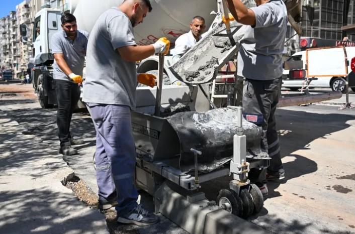Bornova’da İzmir’de İlk Bordür Makinesi Kullanıldı Bornova’da İzmir’de İlk Bordür Makinesi Kullanıldı