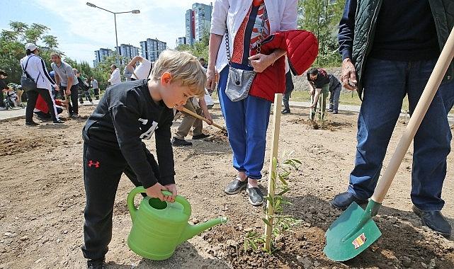 Karşıyaka'da çevre dostu iş birliği: 5 binden fazla fidan bağışlandı Karşıyaka'da çevre dostu iş birliği: 5 binden fazla fidan bağışlandı