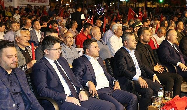 15 Temmuz'da Geceyi Aydınlatan Işık; Ay Yıldız 15 Temmuz'da Geceyi Aydınlatan Işık; Ay Yıldız