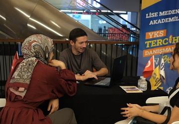 Büyükşehir'in Sağladığı Tercih Danışmanlığı Hizmeti 1430 Üniversite Adayının Katılımıyla Tamamlandı