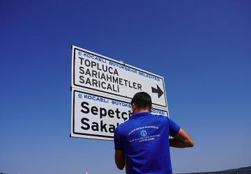 Kırsal ulaşımda levhalar yenileniyor