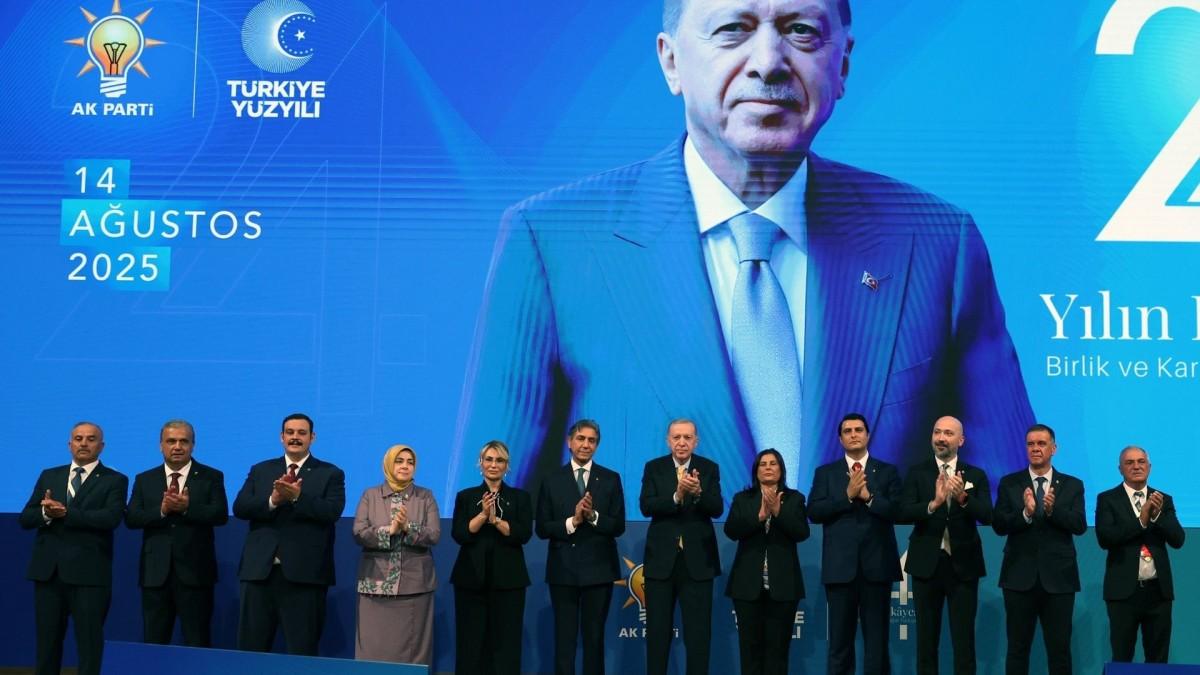 AK Parti’nin 24. kuruluş yıl dönümü kutlandı: Erdoğan'ın rozet taktığı isimler AK Parti’nin 24. kuruluş yıl dönümü kutlandı: Erdoğan'ın rozet taktığı isimler