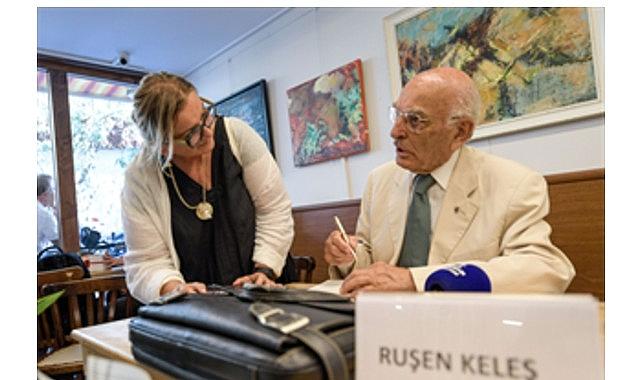 Başkan Tugay Prof. Dr. Ruşen Keleş'in imza gününe katıldı