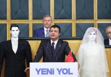 Meclis Kürsüsünde Sürpriz: Arıkan Sunumunu Cansız Mankenlerle Yaptı