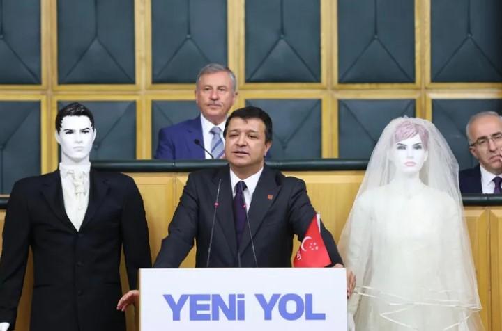 Meclis Kürsüsünde Sürpriz: Arıkan Sunumunu Cansız Mankenlerle Yaptı Meclis Kürsüsünde Sürpriz: Arıkan Sunumunu Cansız Mankenlerle Yaptı