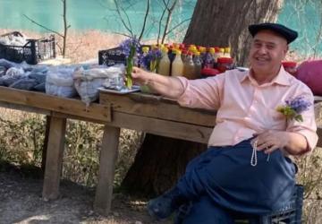 Harita Mühendisi Halil Gök, 20 Yıldır Cebindeki Çiçekle Gönüllere Dokunuyor