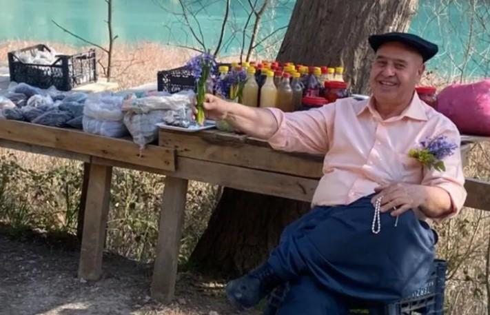 Harita Mühendisi Halil Gök, 20 Yıldır Cebindeki Çiçekle Gönüllere Dokunuyor Harita Mühendisi Halil Gök, 20 Yıldır Cebindeki Çiçekle Gönüllere Dokunuyor