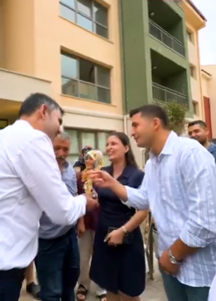 Bakan Kurum, Adıyaman’da genç çiftin mutluğuna ortak olduğu bir paylaşım yaptı Bakan Kurum, Adıyaman’da genç çiftin mutluğuna ortak olduğu bir paylaşım yaptı
