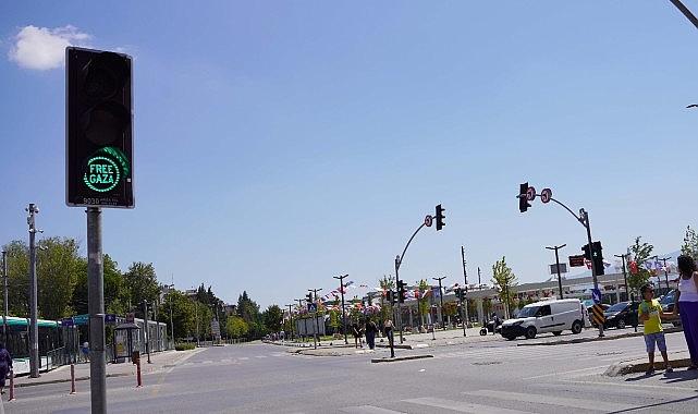 Büyükşehir, kırmızı ışıkla "Stop İsrail" dedi Büyükşehir, kırmızı ışıkla "Stop İsrail" dedi