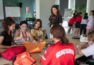 Güzelbahçe Belediyesi'nden Kız Futbol Takımına “Biraz Konuşalım mı?" Eğitimi