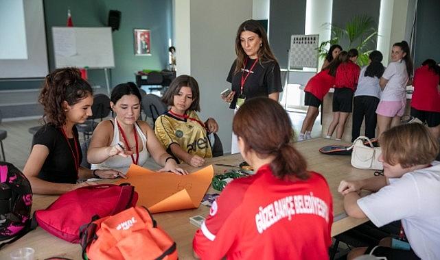 Güzelbahçe Belediyesi'nden Kız Futbol Takımına “Biraz Konuşalım mı?" Eğitimi